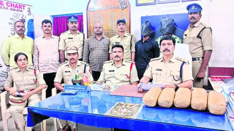 ఐదు కేజీల గంజాయి స్వాధీనం 