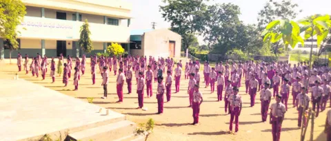 విద్యార్థులకు నాయకత్వ పాఠాలు