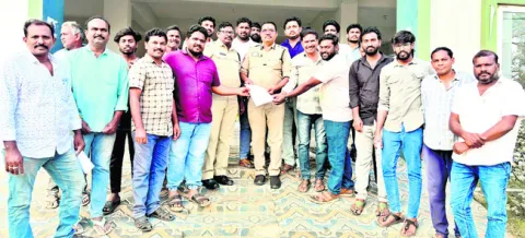 అక్రమ తవ్వకాలపై ఫిర్యాదు 