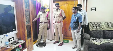 ఊరెళ్లారని తెలుసుకుని  ఉన్నదంతా ఊడ్చేశారు! 