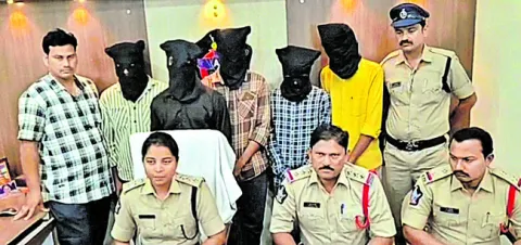 గంజాయి విక్రయించే ముఠా అరెస్ట్‌ 