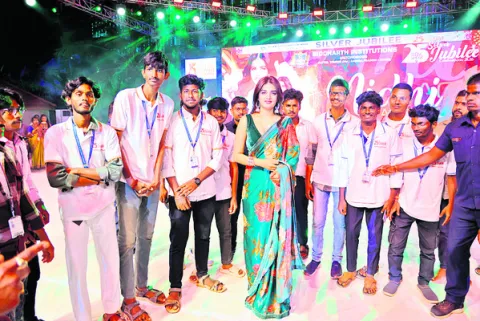 సెమీ కండక్టర్ల హబ్‌గా భారత్‌