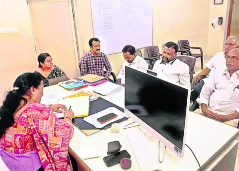 సిండికేటా.. పరోక్ష ఒత్తిళ్లా? 