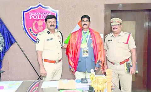 గోల్డ్‌ మెడల్‌ విజేతలకు ఎస్పీ అభినందన