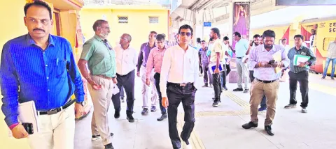 రైల్వేస్టేషన్‌ అభివృద్ధి పనుల పరిశీలన 