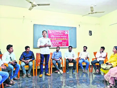 సచివాలయ ఉద్యోగుల సమస్యలు పరిష్కరించాలి 