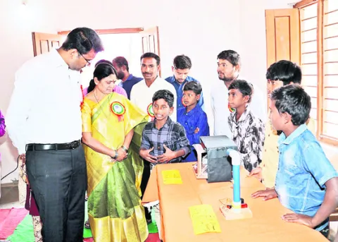 విద్యార్థులు నూతన ఆవిష్కరణలు చేయాలి 