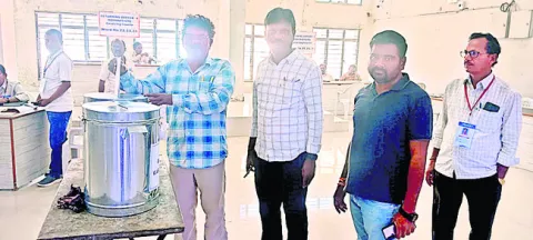 ఓటు వేసిన ఎన్నికల సిబ్బంది
