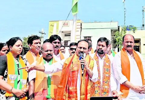 కేంద్ర నిధులతోనే అభివృద్ధి