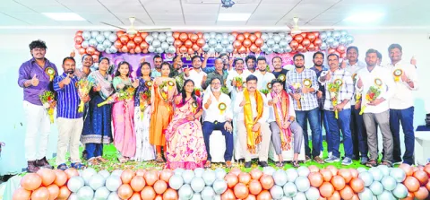 కనకదుర్గమ్మకు చీర, సారె 
