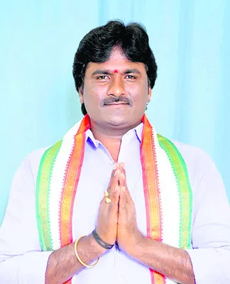 ఉద్యోగం వదిలి.. పుర బరిలోకి 