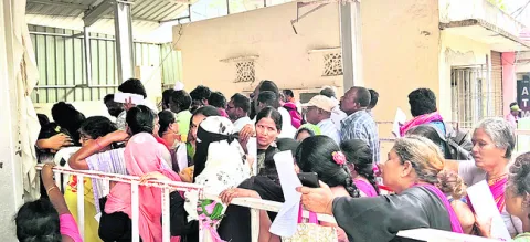 వెతలు తీరక.. కాళ్లరిగేలా తిరుగుతూ..!