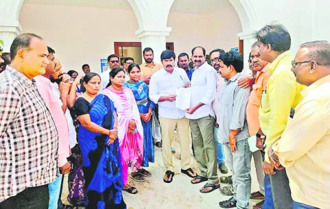 ఉద్యోగుల బకాయిలు చెల్లించండి