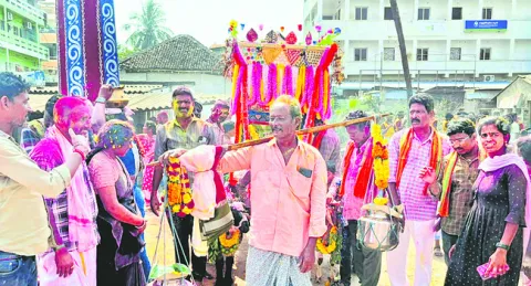 వీరమ్మ తల్లి తిరునాళ్లకు పోటెత్తిన భక్తులు 
