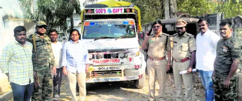 వెదురు కర్రల వాహనం స్వాధీనం