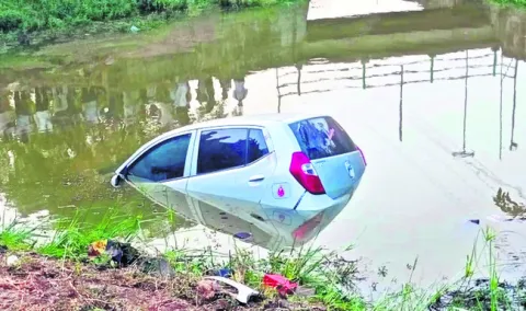 పిల్ల కాలువలోకి దూసుకెళ్లిన కారు 
