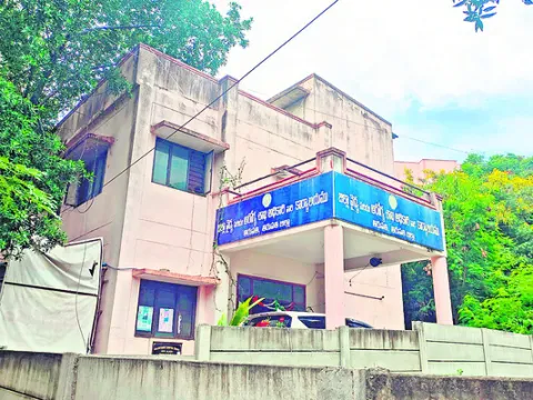 కాసులు ఇస్తేనే.. అటెండెన్స్‌ మ్యాపింగ్‌!