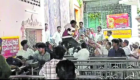 పూటుగా తాగి.. తన్నులాట 