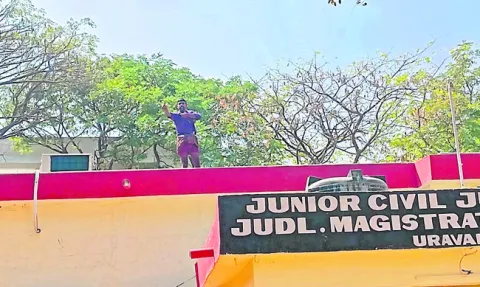 కోర్టు భవనం పైకెక్కి వ్యక్తి హల్‌చల్‌ 