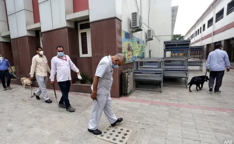 Bomb threat to Delhi schools15