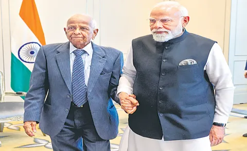 PM Narendra Modi met INA veteran J Raj Raja Rao in Malaysia