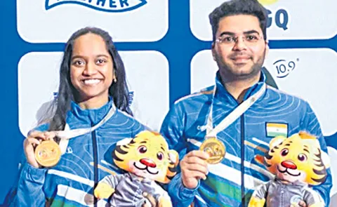 Gold medal for the Elavenil Arjun pair2