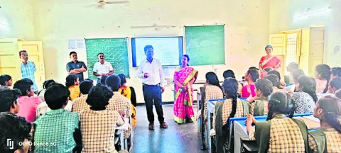 విద్యతోనే ఉజ్వల భవిష్యత్తు 