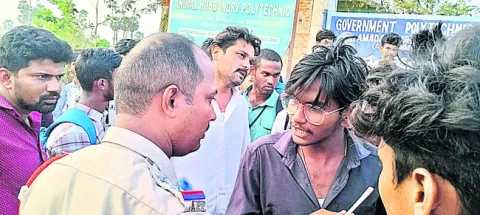 రోడ్డుపై విద్యార్థుల నిరసన 