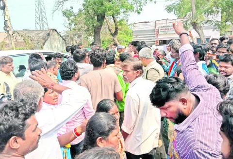 పోలీసులు పట్టించుకోవట్లేదని రాస్తారోకో