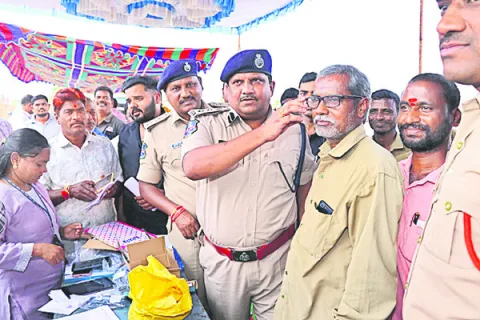 నిర్లక్ష్యంతోనే రోడ్డు ప్రమాదాలు 