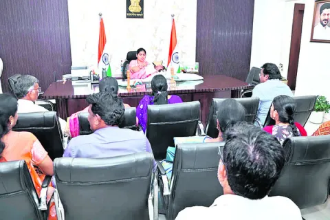 విద్యార్థుల సమస్యలు పరిష్కరించాలి