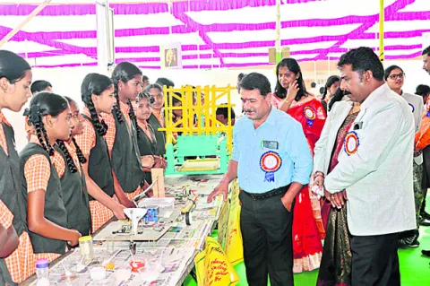 సృజనాత్మకతను వెలికి తీయాలి