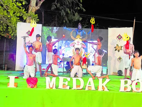 విద్యార్థులు ఉన్నతస్థాయికి చేరుకోవాలి