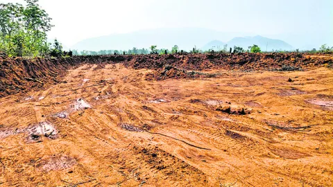 ఏపీఐఐసీ భూముల్లో మట్టి, గ్రావెల్‌ తవ్వకాలు 