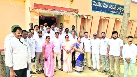 ప్రజాప్రతినిధులంటే గౌరవం లేదా... 