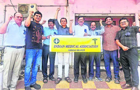 వైద్యుల నిరసన
