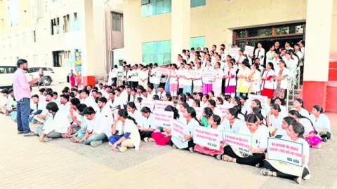 కొనసాగుతున్న జూడాల నిరసన 