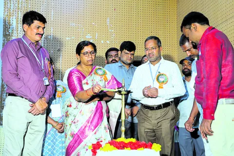 విద్యార్థుల్లో చైతన్యం తెచ్చేందుకే ‘వికసిత్‌’ 