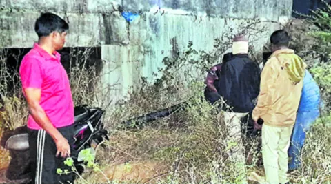 చెట్టును ఢీకొట్టిన బైక్‌.. ఒకరి మృతి