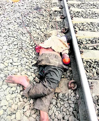 కొమ్మమూరు కాలువలో గుర్తు తెలియని మృతదేహం 