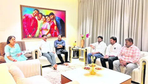 మాజీ మంత్రి జోగి రమేష్‌కు పరామర్శ 