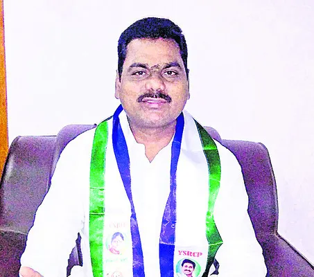 అధికారులను బలి పశువులు చేస్తున్నారు 