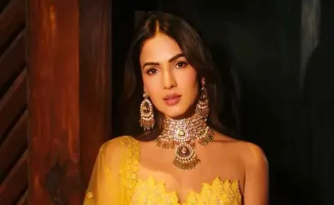 Sonal Chauhan stranded in Dubai, Seeks Help to Get Back Home’3