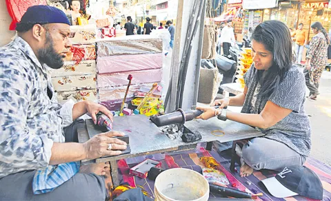 young woman makes custom bangles live at lad bazaar charminar13