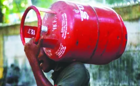 Commercial LPG cylinder Shortage in india15
