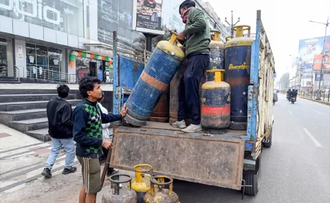 LPG Shortage Shuts Down Restaurants in Mumbai Bengaluru Supply Chain Crisis1