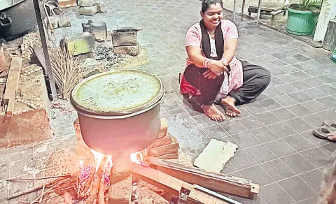 restaurant cooking with firewood gas shortage