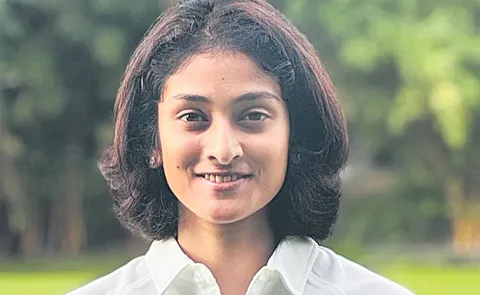 Pranavi in ​​the South Zone team5