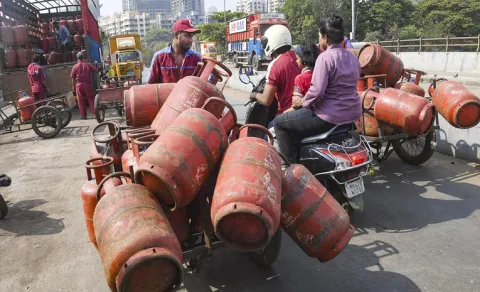 Govt directs households with both PNG and LPG connection to surrender their LPG connection