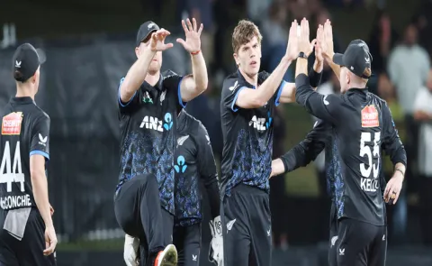 Conway Bowlers Shine New Zealand Beat South Africa 2nd T20I 68 Runs3